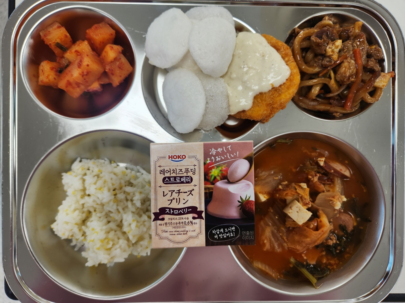 기장밥
⋆부대찌개(1.2.5.6.9.10.15.16)
새우까스/새우칩/소스
(1.2.5.6.9.13)
불고기볶음우동(5.6.10.13)
깍두기(9)
레어치즈푸딩(딸기)(1.2.5)_이미지